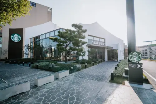 ▲星巴克首間停車格配備充電樁的「沙鹿北勢門市」。（圖／星巴克starbucks.com.tw）