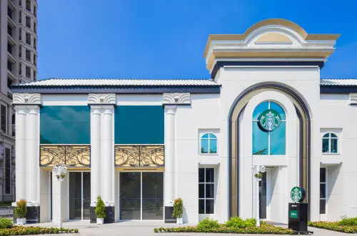 ▲星巴克胡美門市有著華麗拱門，夜晚璀璨點燈。（圖／星巴克starbucks.com.tw）