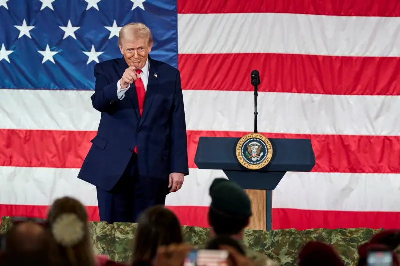 ▲川普13日造訪北卡羅萊納州的布拉格堡（Fort Bragg）軍事基地，談到近期將在中東部署第2艘航母，威懾伊朗。（圖／美聯社／達志影像）