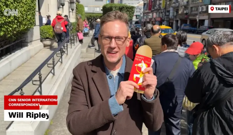 ▲《CNN》國際資深記者黎普利也報導了台灣「過年換新鈔、包紅包」的習俗，手上還很應景的拿了馬年紅包袋。（圖／截取自影片）