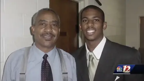 ▲保羅與祖父N.瓊斯（左）感情深厚，後者卻在一次搶劫案中不幸身亡，後續卻因該案件長達20年漫長審理引發爭議。（圖／取自X）