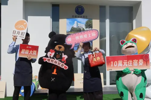 ▲交通部觀光署人氣吉祥物「喔熊（OhBear）」，現身南投日月町複合式商場，變身一日站長行銷國旅拼觀光。（圖／業者提供）