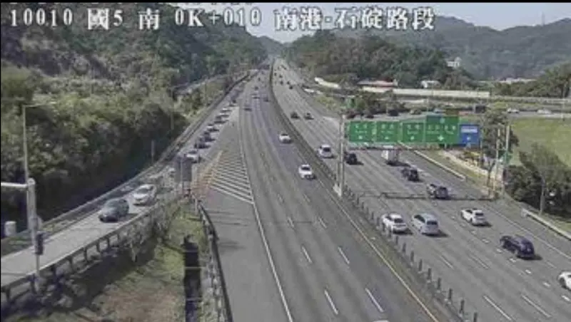 ▲今日清晨0時至5時平均交通量為年平均平日之1.9倍，高公局指出，這5處國道路段容易雍塞。（圖╱取自交通部高公局）