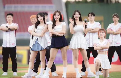 ▲樂天三本柱新球季前合體，廉世彬（左起）、河智媛、禹洙漢。 （圖／樂天桃猿提供）