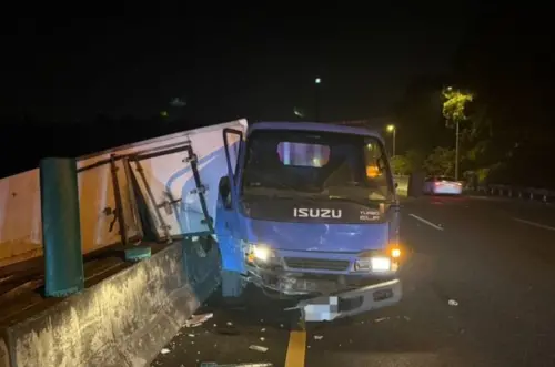 駕駛恍神國3釀擦撞！小貨車被撞衝上分隔島　零件噴飛4車遭波及
