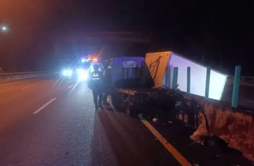 ▲國3南向385.6公里處13號晚間發生連環撞，一車恍神擦撞小貨車，車斗衝上分隔島零件四散，波及後方4車，共6車受損，幸無人傷亡。（圖／翻攝畫面）