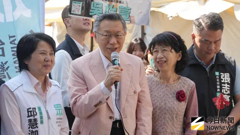 ▲民眾黨創黨主席柯文哲、太太陳佩琪（右二）到北市圓山捷運站外發送春聯。（圖／記者呂炯昌攝，2026.02.14）