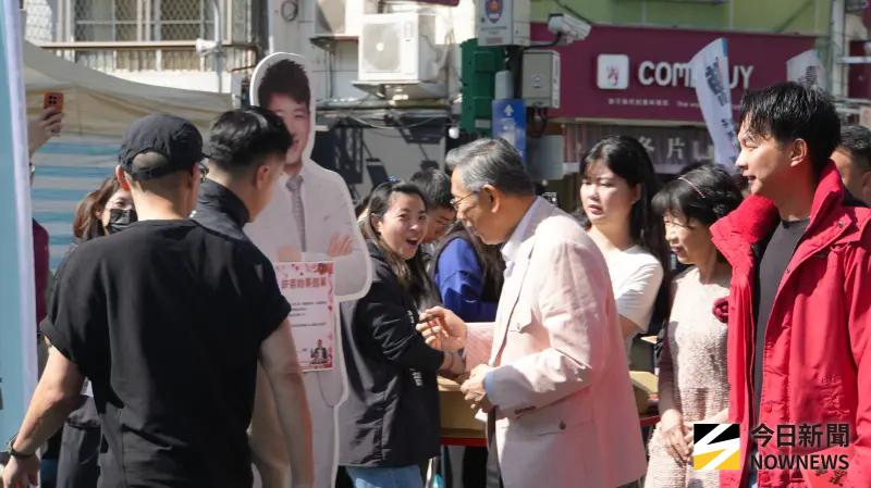 ▲柯文哲帶民眾黨小雞發春聯。北市松山信義區議員參選人許甫告假,所以只有人型立牌出席,柯文哲到場還象徵性先簽了許甫的假單。(圖/記者呂炯昌攝,2026.02.14)