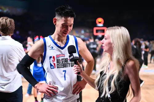 ▲前NBA球星林書豪（Jeremy Lin）在2026名人賽末節飆進關鍵「加倍四分球」，聯手攻下10分的中國男星王鶴棣（Dylan Wang），率領字母哥隊逆轉奪勝。（圖／路透／達志影像）