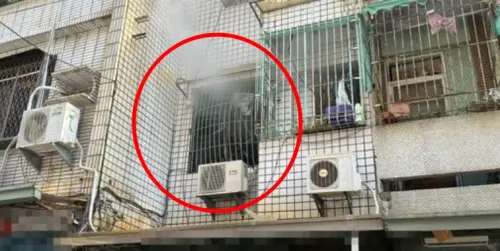 ▲高雄楠梓透天厝14日上午發生氣爆，陽台竄出白煙，爆炸威力將鐵窗炸彎、玻璃碎裂。（圖／翻攝畫面）