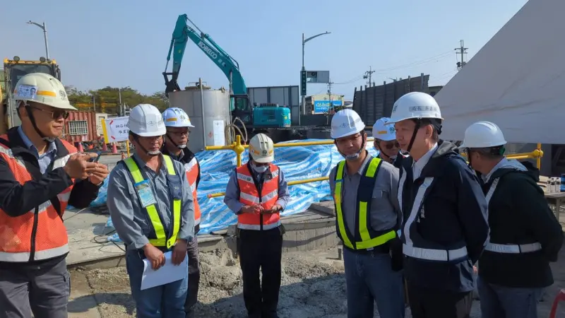 ▲捷運局長吳嘉昌視察小港林園線，強調相關安全防護不容輕忽。（圖／高市府捷運局提供）