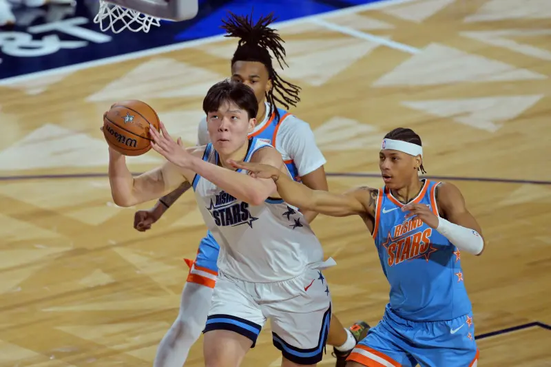 ▲代表G聯盟參賽的中國長人楊瀚森（Yang Hansen）在NBA新秀挑戰賽中表現不俗，全場攻下10分，可惜球隊最終遭梅羅隊逆轉淘汰，無緣決賽。（圖／路透／達志影像）