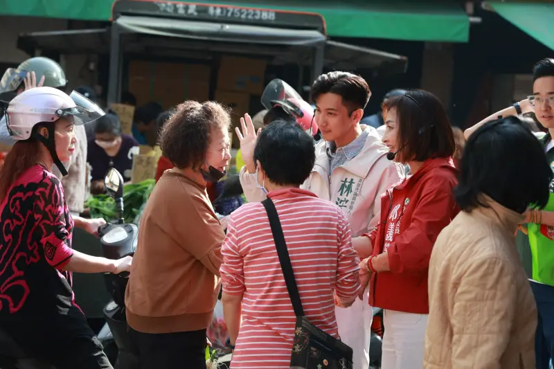 ▲民進黨高雄市議員前鎮、小港參選人林浤澤，在立委邱議瑩陪同下，今（14）日前往小港二苓市場向鄉親拜年，獲得現場民眾熱烈支持，凍蒜聲不絕於耳。（圖／高雄市議員前鎮、小港參選人林浤澤提供）