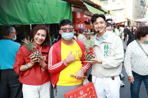 ▲前鎮、小港鄉親們稱讚邱議瑩與林浤澤是「顏值最高的掃街組合」，合照人潮絡繹不絕，人氣爆棚。（不絕於耳。（圖／高雄市議員前鎮、小港參選人林浤澤提供）