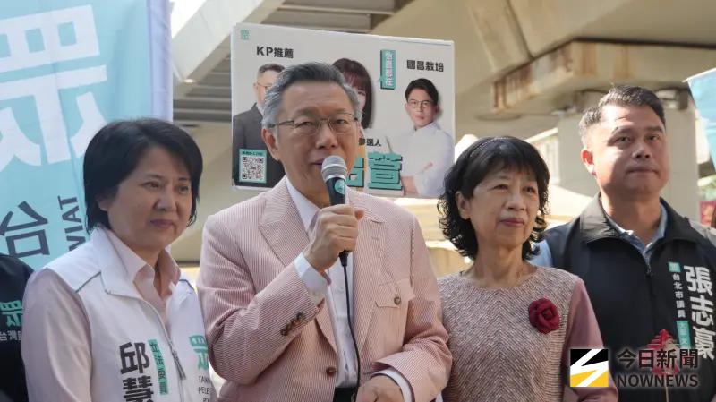 ▲民眾黨創黨主席柯文哲、太太陳佩琪（右二）與黨公職到北市圓山捷運站外發送春聯。（圖／記者呂炯昌攝，2026.02.14）