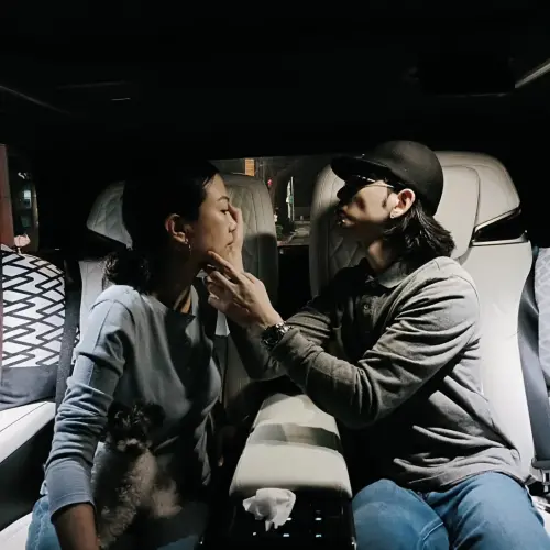 ▲蕭敬騰（右）、Summer（左）分享兩人日常相處的合照，愛犬蕭寶寶就坐在Summer腿上。（圖／Summer臉書）