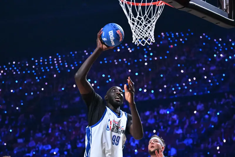 ▲前NBA巨型中鋒法爾（Tacko Fall）（圖）在名人賽中展現229公分的絕對統治力，首節一記反手爆扣震驚全場，讓身旁的對手只能望球興嘆。（圖／路透／達志影像）