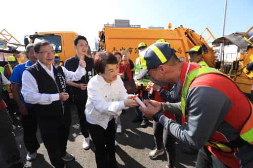 ▲盧秀燕今（14）日上午到南屯清潔隊慰問清潔隊員。（圖／台中市政府提供，2026.02.14）
