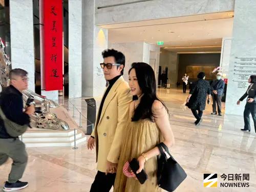 ▲陳喬恩（右）緊勾老公出席孫協志、夏宇童婚禮，狀態美到逼人。（圖／記者黃聖凱攝影）