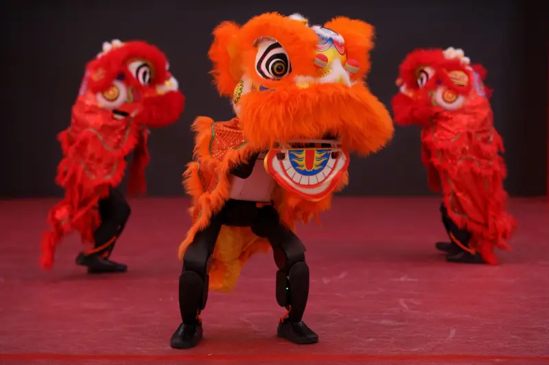 ▲中國近年大力發展AI科技，機器人也出現在新年慶祝活動，甚至廟會的表演場合。（圖／美聯社／達志影像）