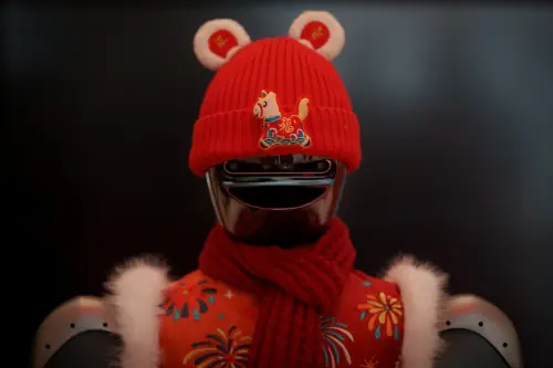 ▲機器人頭上很「應景」的戴著象徵馬年的紅毛帽。（圖／美聯社／達志影像）