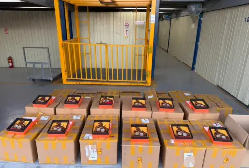 ▲南投竹山紫南宮錢母遭仿冒，警方查獲假套幣434組並逮2嫌。廟方強調錢母「只送不賣」，提醒民眾勿在網路購買來路不明商品，以免受騙。（圖／翻攝畫面）