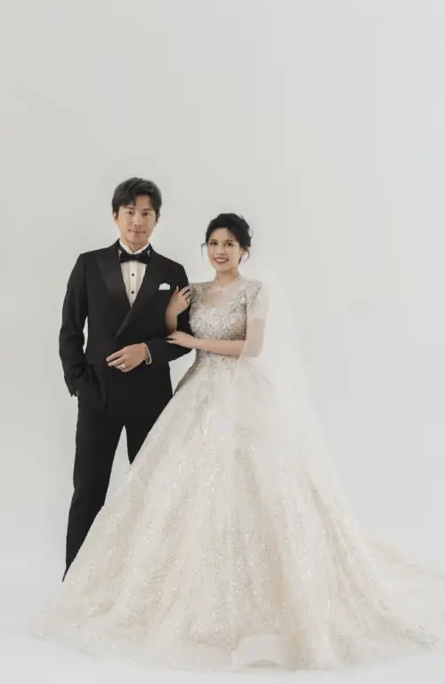 ▲孫協志（左）緊牽穿婚紗的夏宇童（右）入場，隨後交換誓詞與婚戒，場面動人。（圖／經紀團隊提供）