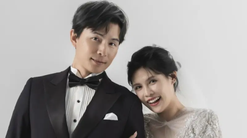 ▲藝人孫協志（左）、夏宇童（右）婚禮今（14）日盛大舉辦，稍早經紀團隊公開婚禮前出包過程，宴客現場配置發現少了一組桌次，孫協志及夏宇童慌張失措：「那一刻真的差點冒冷汗，幸好有婚顧幫我們發現，否則真的不敢想像現場會變怎樣！」（圖／經紀團隊提供）