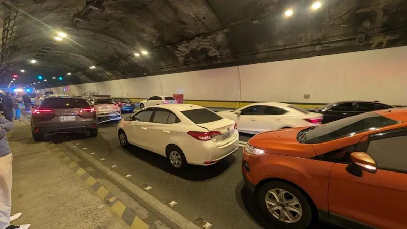 ▲春節連假第一天，國3蘭潭隧道發生8車連環撞，約20餘人受影響皆意識清楚，含1名懷孕30週孕婦。（圖／翻攝畫面）