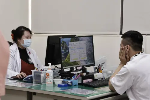 ▲假日輕急症中心從早上8時一直到晚上12時，兩個班都有提供門診服務。（圖╱記者吳翊緁攝）