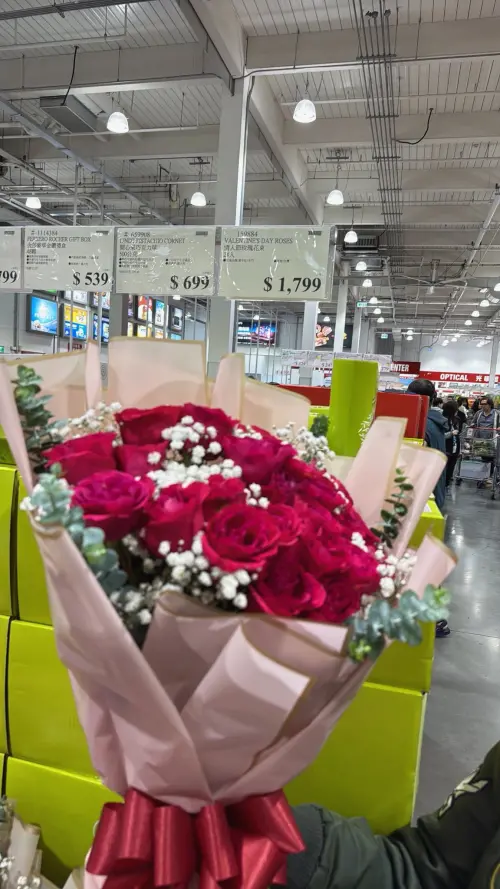 ▲一束玫瑰花束中有24朵玫瑰，還有滿天星和尤加利葉點綴。（圖／翻攝自COSTCO好市多商品消費心得分享區臉書社團）
