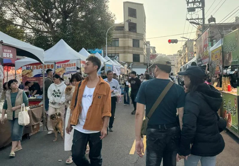 ▲今為春節9天假期首日，臺南市政府觀旅局表示，台南景點一早就迎來人潮，達11萬人次，圖為新化年貨大街。（圖／台南市觀旅局提供 www.twtainan.net/zh-tw/）