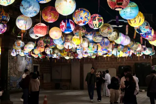 ▲普濟殿燈會展出1800顆燈籠，相當壯觀。（圖／記者葉盛耀攝）