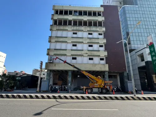 ▲廢棄近30年的台南杏林醫院，已由京城銀行買下並展開整修工程（圖）。隨著吊車進駐，這座全台最大鬼屋有望轉型，但去年電梯井發現遺體的意外，又為其增添一筆神祕色彩。（圖／翻攝臉書）