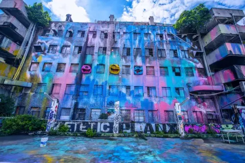 ▲▼千越大樓近年雖因產權複雜都更卡關，卻因滿滿塗鴉，一度成為另類景點。（圖／翻攝Google評價）