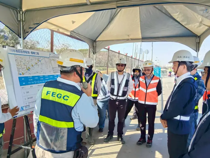 ▲捷運局長吳嘉昌率領捷運施工團隊，視察岡山路竹延伸線。（圖／高市府捷運局提供）