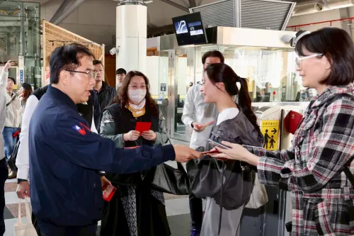 春節首日湧人潮　黃偉哲赴高鐵、台鐵站視察疏運發送祝福
