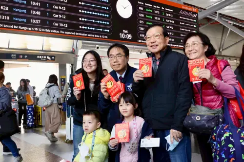 ▲返鄉市民在拿到發送「金馬伍吉」春聯與紅包開心與黃偉哲合照。（圖／南市府提供）