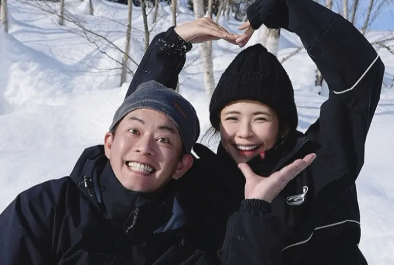 ▲34歲女星林萱瑜（右）2024年和Junior（韓宜邦，左）結婚，日前突在IG曬出大肚照，不過其實她沒有真的懷孕，經紀人回應兩人要等到《百味人生》殺青後才開始備孕。（圖／IG@kininii）