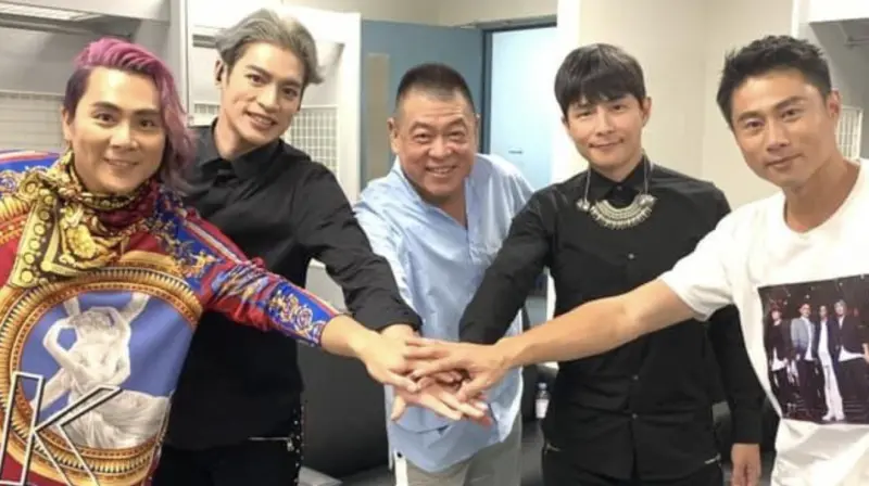 ▲藝人孫協志（右2）與夏宇童今（14）日舉辦婚宴，昔日恩師孫德榮（中）缺席，稍早他向《NOWNEWS今日新聞》表示並未受邀婚禮，也拒絕包禮金，「孫協志脾氣要收斂一點，上一場包的禮金已經夠他用很久了！」昔師徒恩怨再度受到議論。（圖／翻攝自孫德榮臉書）