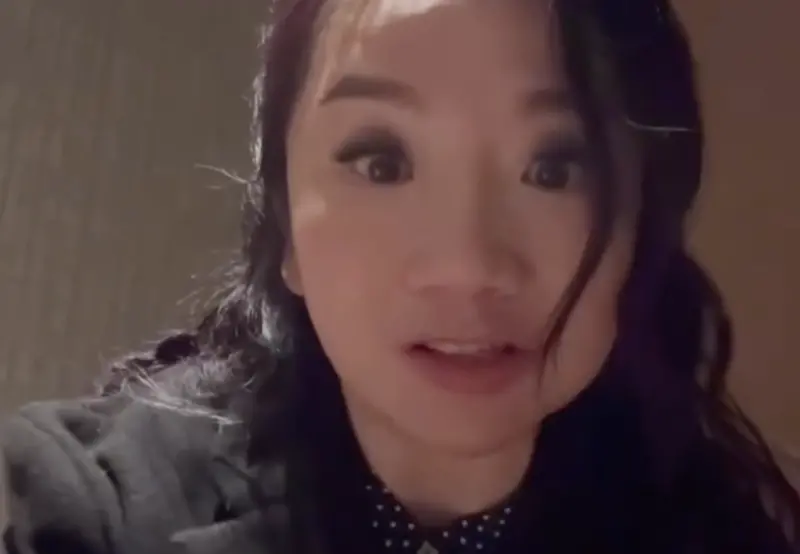 ▲陶晶瑩（陶子）社群曬出自己在廁所吃生魚片便當的畫面，直呼「我的人生真的很像四格漫畫」，引起網友熱議。（圖／IG@momoleelee）