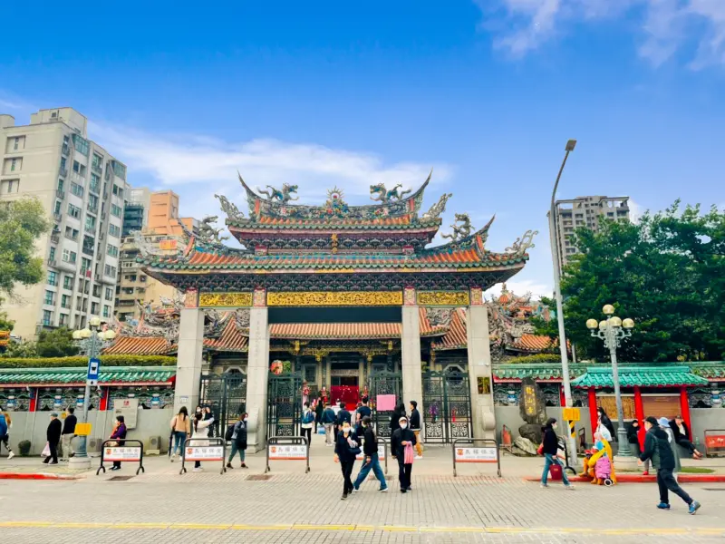 ▲艋舺龍山寺周邊有不少屋齡較新的中古社區，也使得艋舺龍山寺周邊房價高於萬華區房價的現象。（圖／永慶房產集團提供）