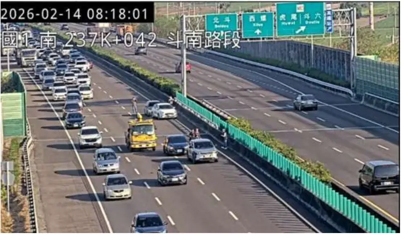 ▲國1南向237.8公里處發生五輛小客車追撞事故。（圖╱交通部高公局提供）