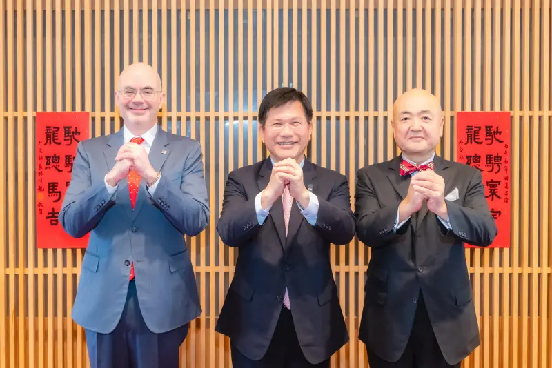 ▲外交部長林佳龍（中）過年前和AIT處長谷立言（左）、日本駐台代表片山和之（右）齊聚享用豐盛年菜。（圖／外交部提供）