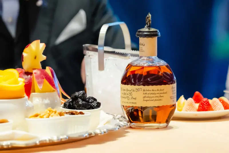 ▲AIT處長谷立言帶來美國肯塔基州產的巴頓波本酒。(圖/外交部提供)