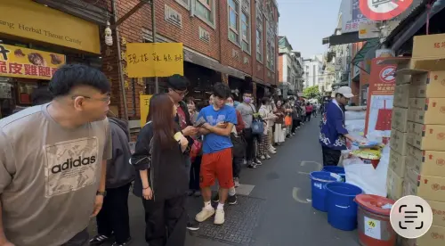 ▲詹惟中預訂上午10時30分限量發送108個開運紅包，竟然不到十點就已大排長龍，（圖／民眾提供）