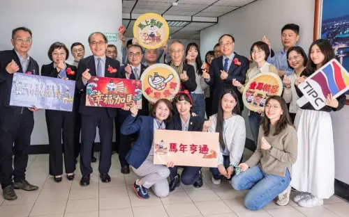 ▲台灣港務公司董事長周永暉到高雄港務分公司到各單位進行拜年活動。(圖／高雄港務分公司提供)