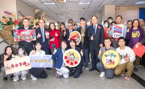 ▲台灣港務公司董事長周永暉到高雄港務分公司展開拜年活動，場面洋溢著濃厚年節氣氛。(圖／高雄港務分公司提供)