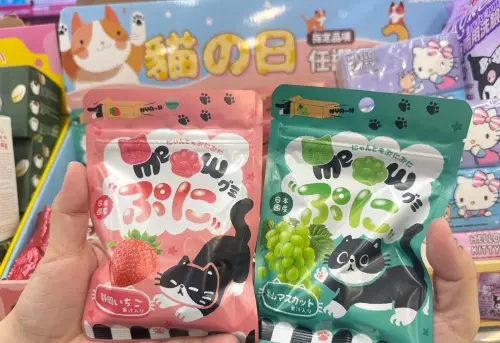 ▲日本貓咪造型風味軟糖，貓頭造型與貓掌造型的軟糖，有趣療癒，原價79元買2送1。（圖／記者鍾怡婷攝）