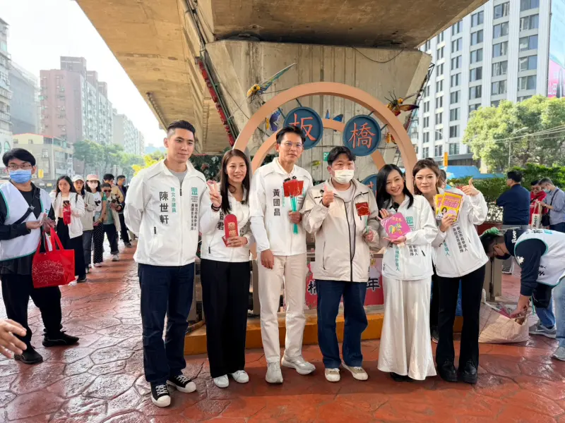 ▲黃國昌偕同新北市議員陳世軒（左一）、新北市議員參選人林子宇（右一）、陳怡君（左二）、陳語倢（右二），前往板橋花市向市民朋友和攤商拜年。（圖／黃國昌競總提供）